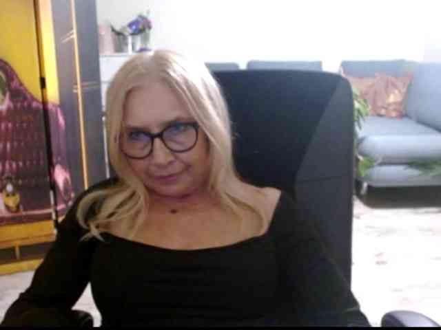 BlondeSofia webcam