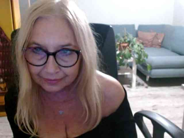 BlondeSofia webcam