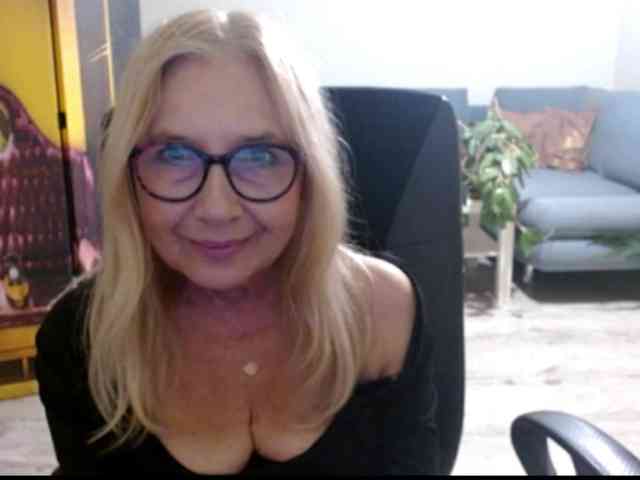 BlondeSofia webcam