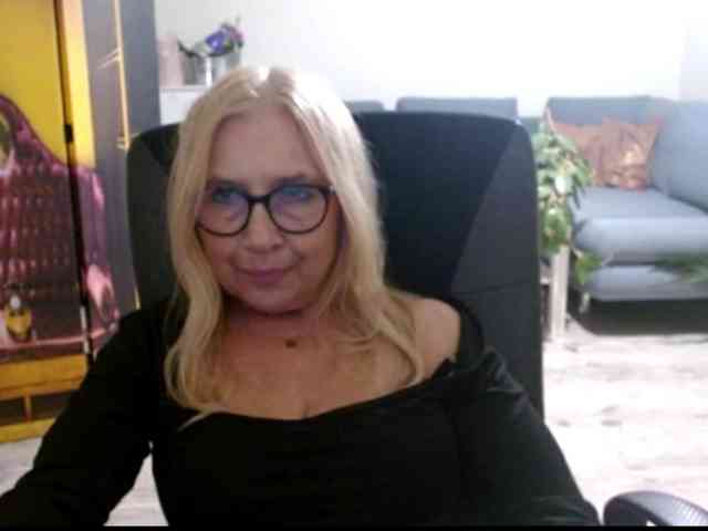 BlondeSofia webcam