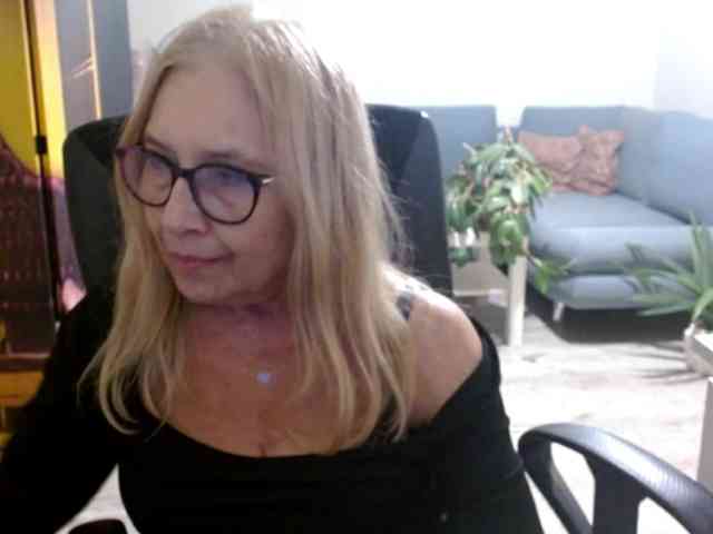 BlondeSofia webcam