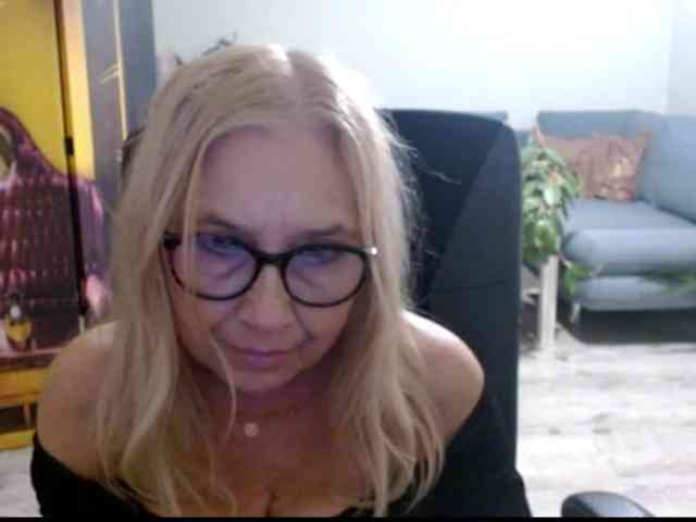 BlondeSofia webcam