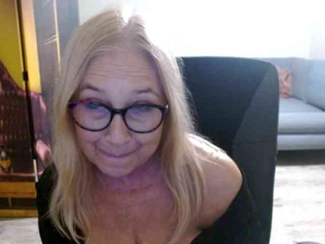 BlondeSofia webcam