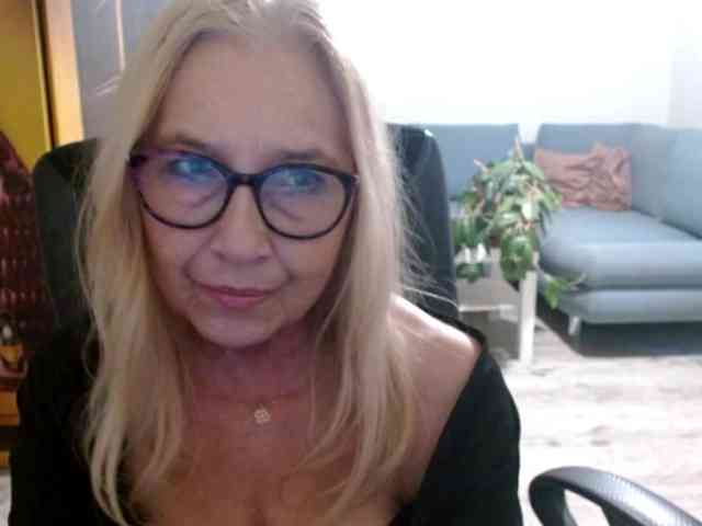 BlondeSofia webcam