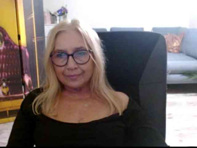 BlondeSofia webcam