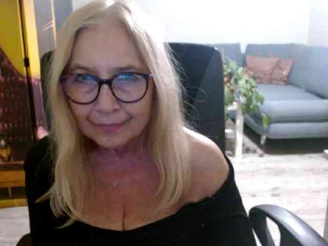 BlondeSofia webcam