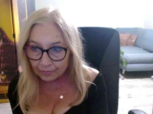 BlondeSofia webcam