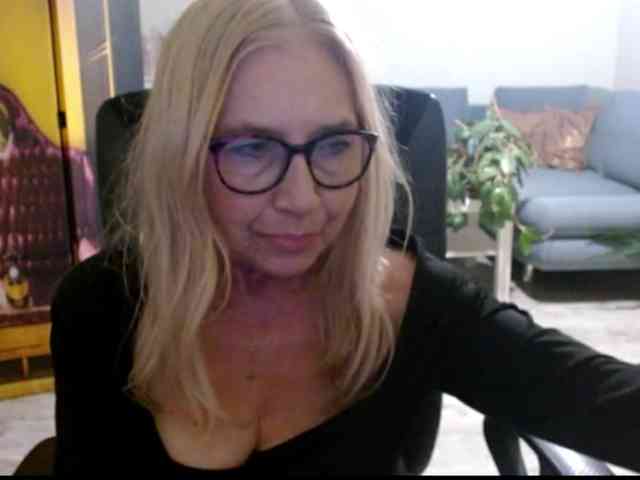 BlondeSofia webcam
