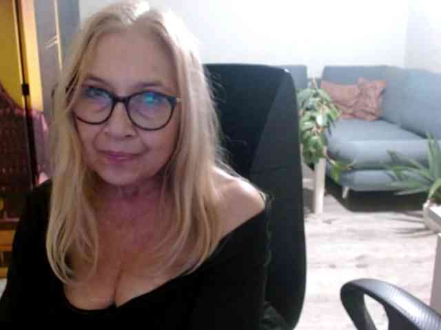 BlondeSofia webcam