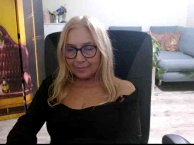 BlondeSofia webcam