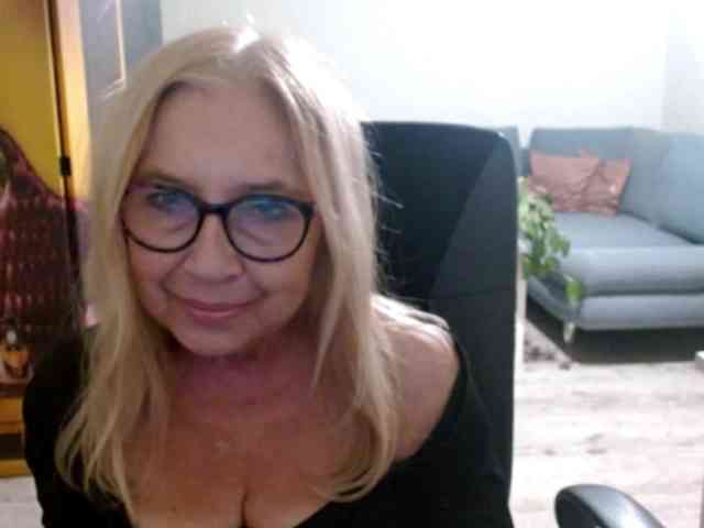 BlondeSofia webcam