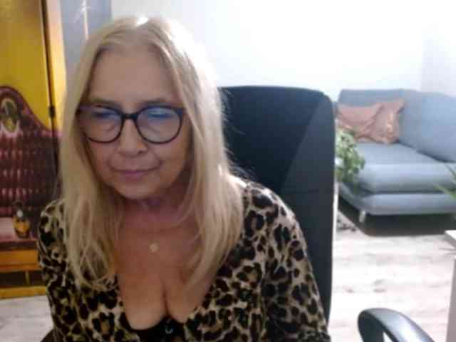 BlondeSofia webcam