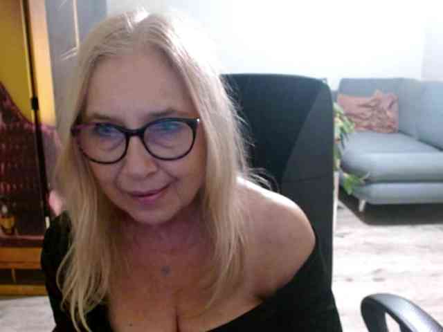 BlondeSofia webcam