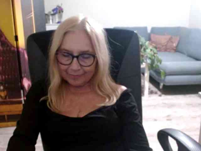 BlondeSofia webcam