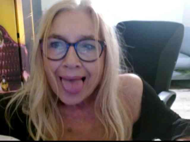 BlondeSofia webcam