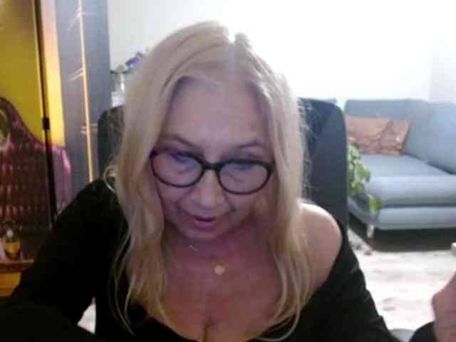 BlondeSofia webcam