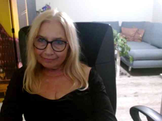 BlondeSofia webcam