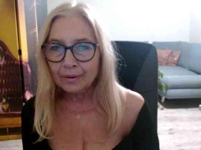 BlondeSofia webcam
