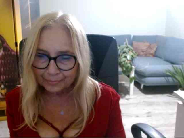 BlondeSofia webcam