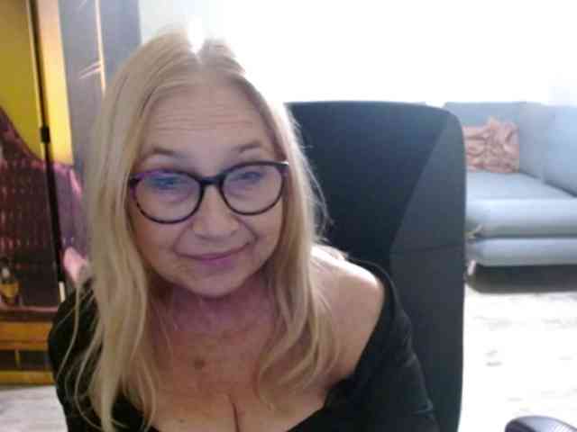 BlondeSofia webcam