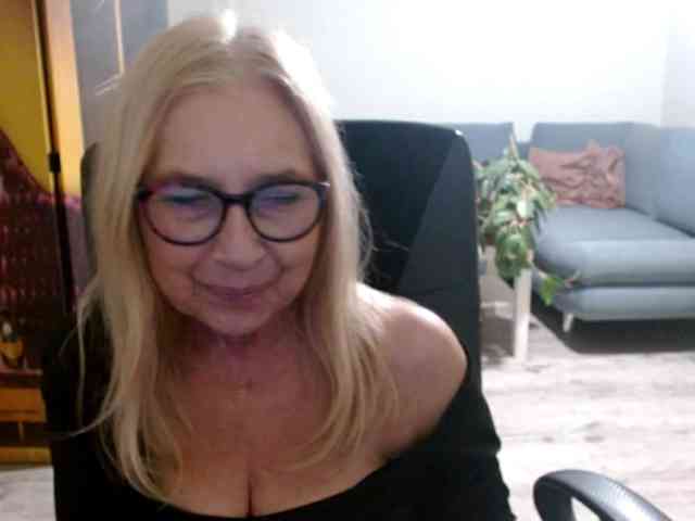BlondeSofia webcam