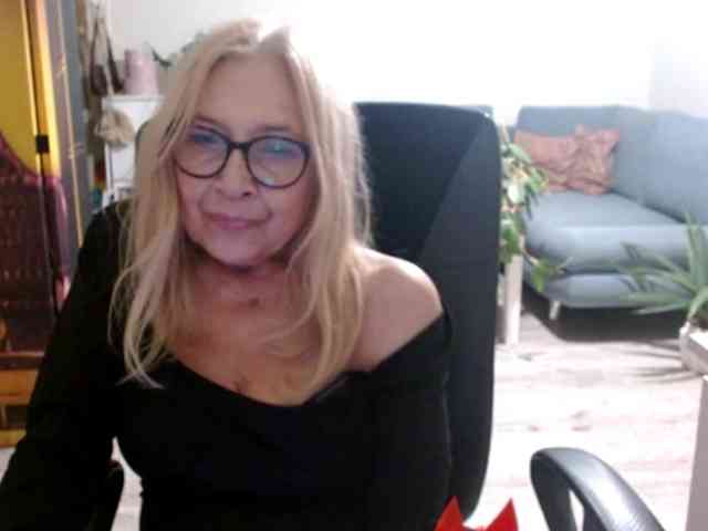 BlondeSofia webcam