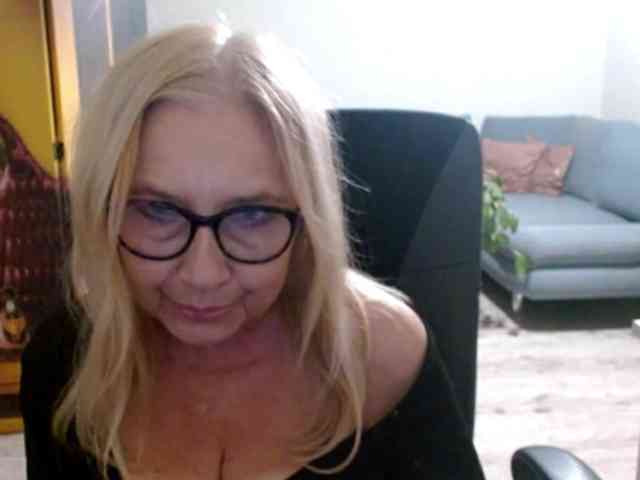 BlondeSofia webcam