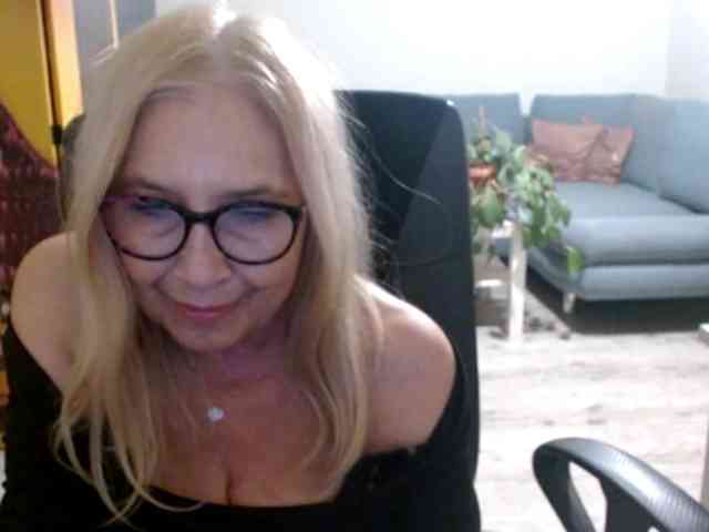 BlondeSofia webcam