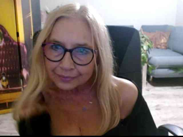 BlondeSofia webcam