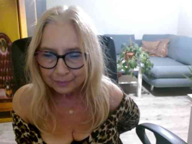 BlondeSofia webcam
