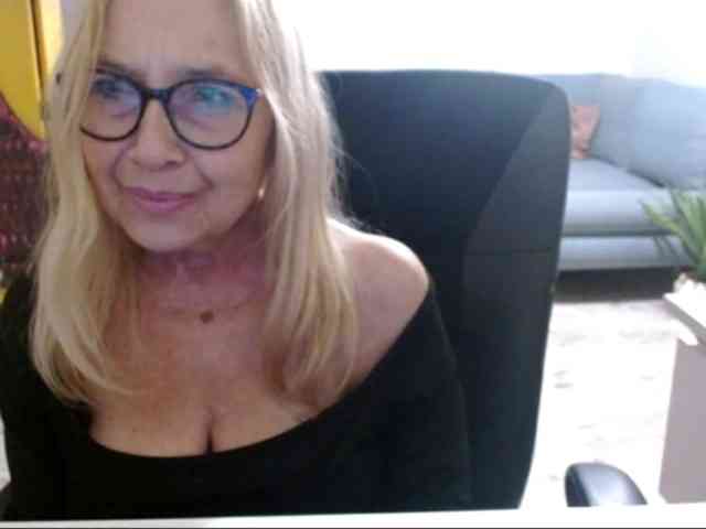 BlondeSofia webcam
