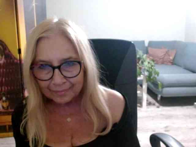 BlondeSofia webcam