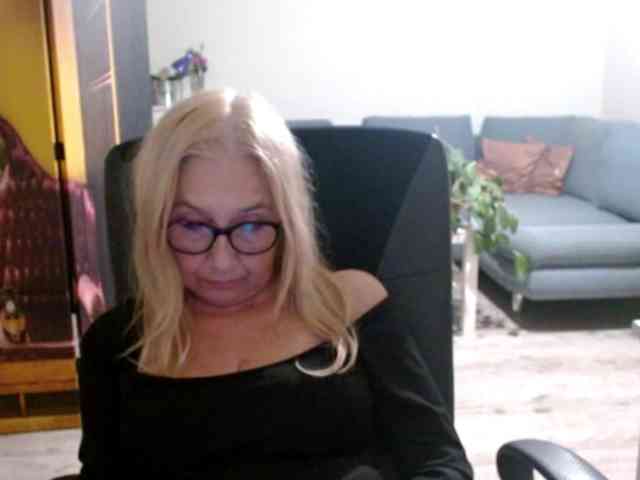 BlondeSofia webcam
