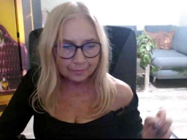 BlondeSofia webcam