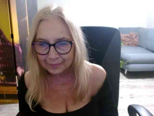 BlondeSofia webcam