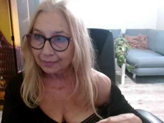 BlondeSofia webcam
