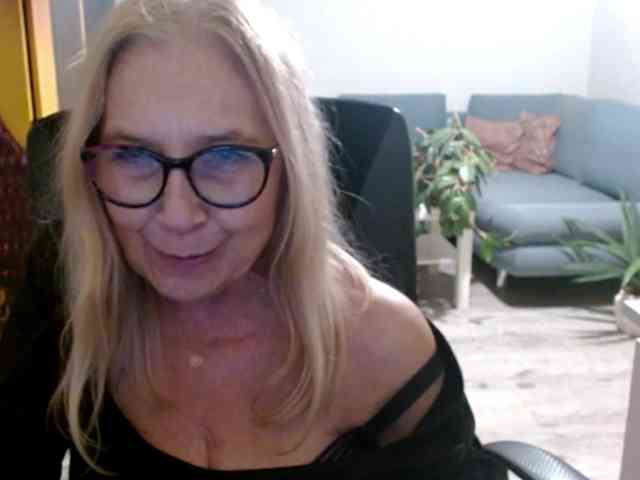BlondeSofia webcam
