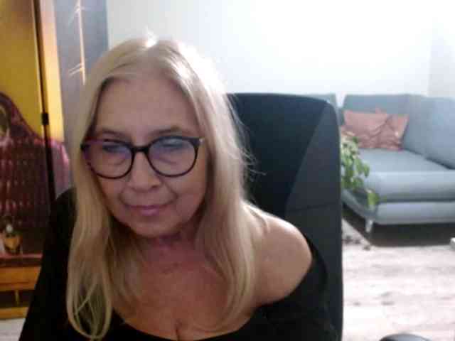 BlondeSofia webcam