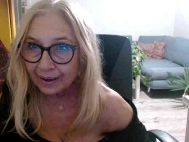 BlondeSofia webcam