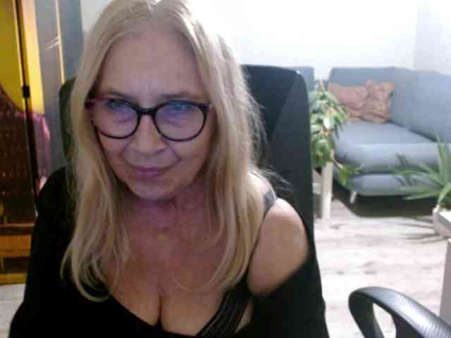 BlondeSofia webcam