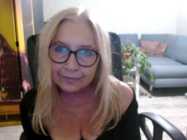 BlondeSofia webcam