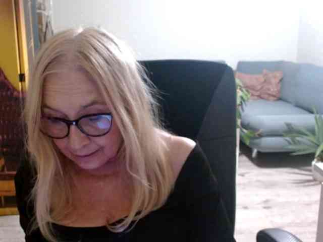BlondeSofia webcam
