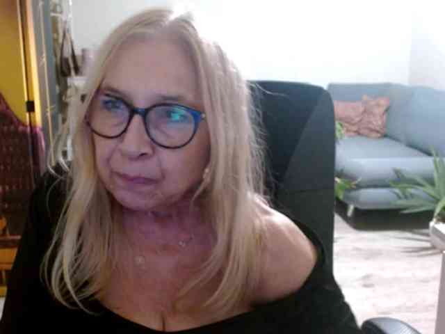 BlondeSofia webcam