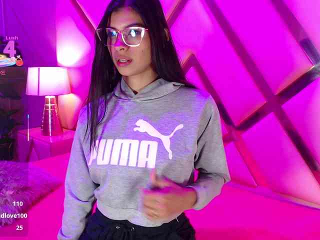 LolaPierce webcam