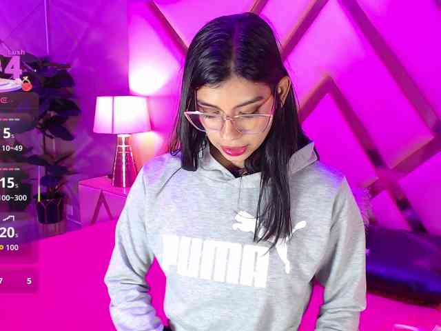 LolaPierce webcam