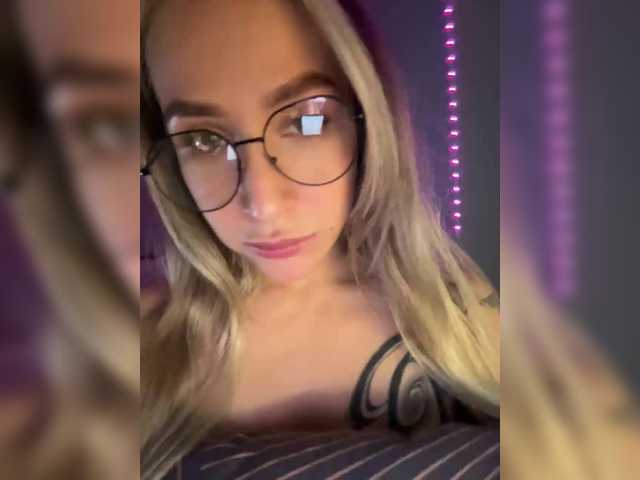 Entra en el chat con el modelo QueenKing QueenKing