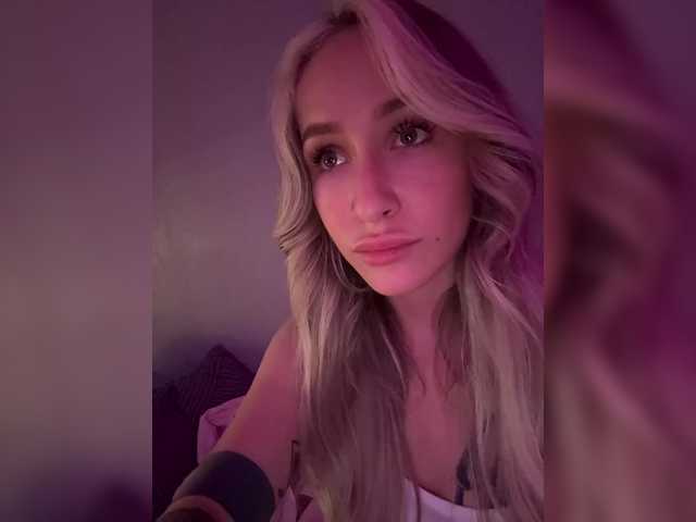 Entra en el chat con el modelo QueenKing QueenKing