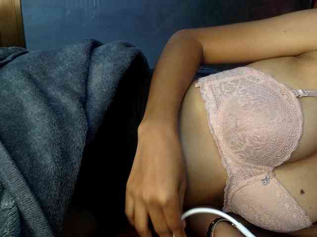 HornyPriya webcam