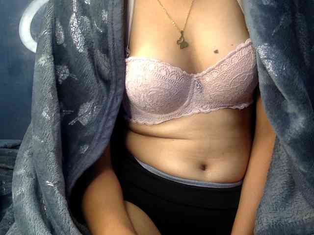 HornyPriya webcam