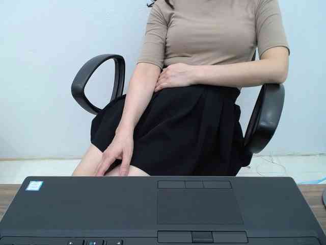 Lady-Young webcam